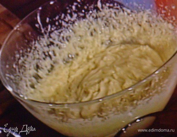 я давно не использую покупной майонез, поэтому и для этого салата его делала сама. Вообще самодельный  майонез довольно долго хранится в холодильнике, я  делаю его про запас. Не буду вас утомлять рецептом домашнего майонеза. С удовольствием отвечу, если у кого будут вопросы.