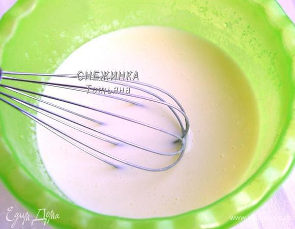 В миске взбиваем венчиком яйцо с сахаром, добавляем кефир.