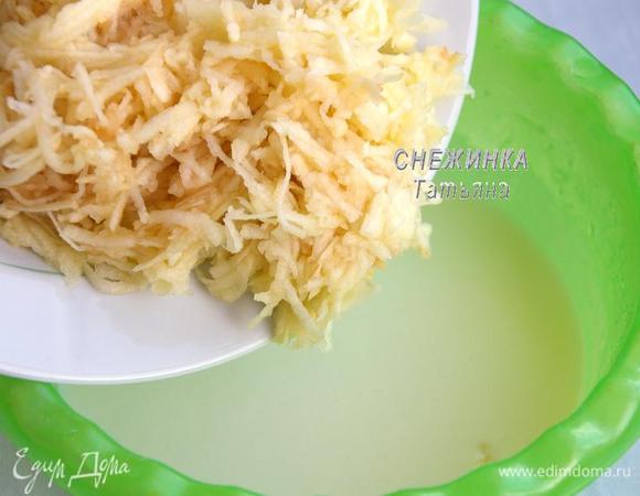 Яблоки очищаем от кожи и семян, трём на крупной тёрке. Добавляем в кефирную массу. Перемешиваем.