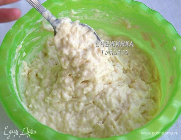 Отдельно соединяем муку, соль, соду. Затем добавляем к тесту и быстро перемешиваем. Тесто получается густовато рыхлое. Оставляем его на 5- 10 минут.