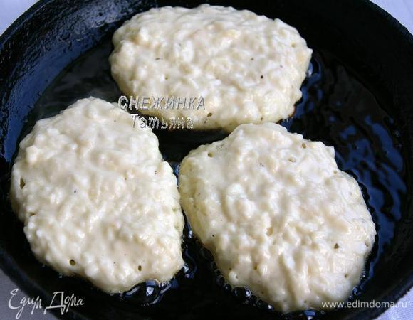 Жарим на растительном масле (желательно на чугунной сковороде). Выкладываем по полной столовой ложке теста с верхом. Жарим на небольшом огне до зарумянивая с одной стороны.