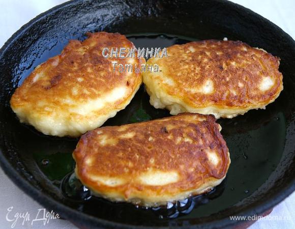 Затем переворачиваем и жарим с другой стороны до румяного цвета.