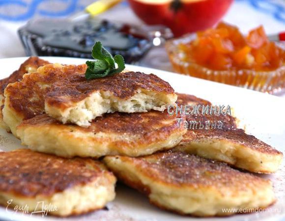 Подаём с вареньем или мёдом и сметаной. Приятного аппетита!