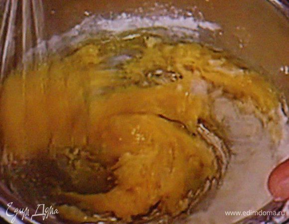 Яйца отделить. На водяной бане  взбить желтки с сахарной пудрой и 2 ст л горячей воды до загустения.