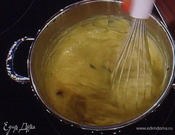 Убрать с бани, ещё некоторое время помешивая, чтоб яйца не сварились. Когда масса остынет смешать её с персиковым пюре. 