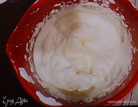 Крепко взбить сливки и  акуратно добавить их к основной массе.