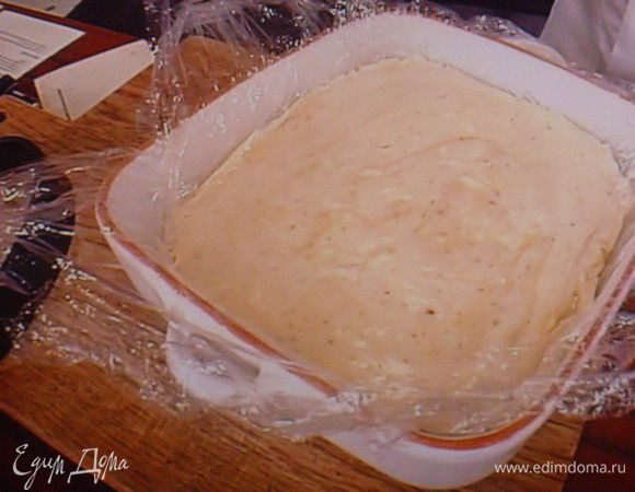 Форму для запеканки тщательно выкласть пищевой плёнкой (с навесом) и  переместить в неё нашу массу, закрыв её плёнкой так же и сверху. Поставить в морозилку минимум на 6 часов. 