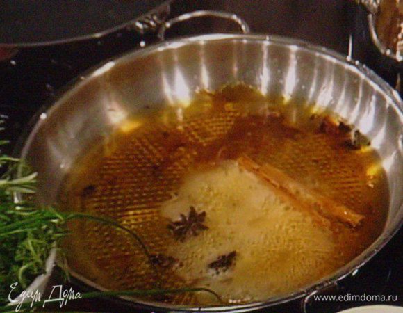  Оставшийся сахар закарамелизировать, залить вином,  добавить корицу, анис, сок лимона и  1/2  ч л цедры. Соус  проварить на маленьком огне около 5 мин. Если соус  вам покажется черезчур жидким, заварите его крахмалом. В конце добавить персики, прогреть, снять с огня и оставить компот  настаиваться.