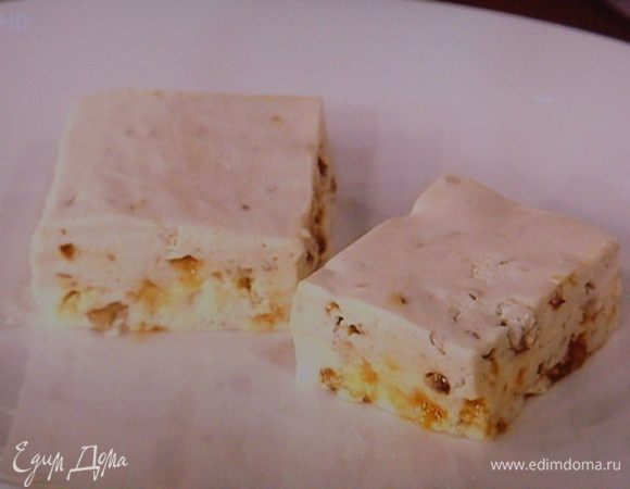 Разрезать на порции, при подаче украсить полностью охлаждённым  персиковым компотом и веточкой мяты. Приятного аппетита !!