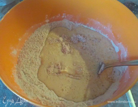 Включить духовку на 190.
Смазать сл. маслом формочки (или одну большую форму). Смешать сахар и муку. Отдельно взбить яйцо, молоко, ванильный экстракт и мягкое масло сл. Влить эту смесь к муке и сахару, смешать все