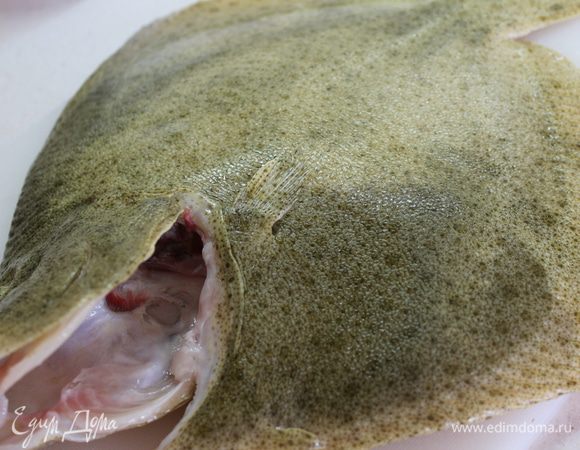 Разделать рыбу: ножницами удалить жабры, сделать надрез вдоль брюшка, начиная от горловины рыбы, освободить от всех внутренностей и промыть...обсушить бумажным полотенцем