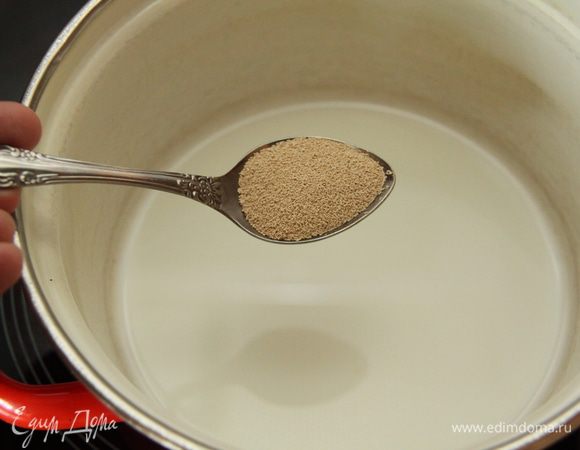 Дрожжи смешайте с тёплым молоком. 