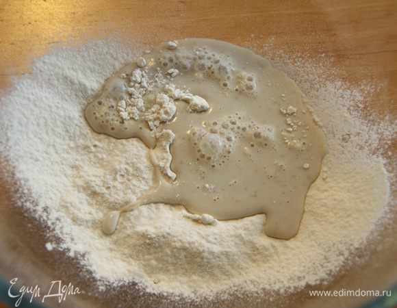 Туда же добавьте 50 г просеянной муки.