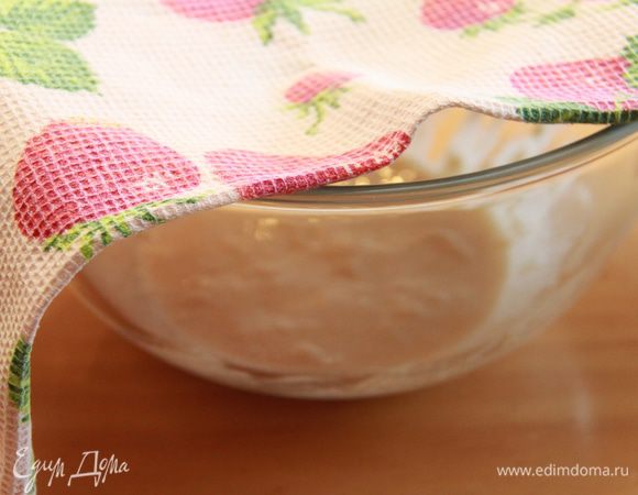 Накройте полотенцем и поставьте на 30 минут в тёплое место. 