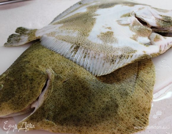 Смазать рыбу растительным маслом, присыпать солью и смесью прованских трав...в брюшко насыпать обязательно)))