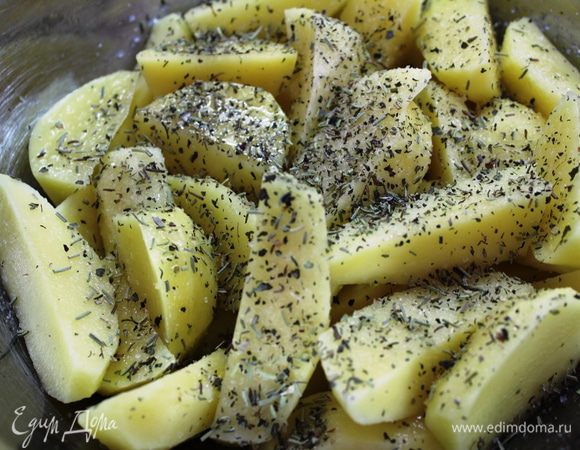 Картофель очистить, нарезать на продольные дольки...поперчить, посолить, присыпать прованскими травами и смочить маслом. Миску встряхнуть несколько раз, чтобы все кусочки картофеля покрылись этим маринадом