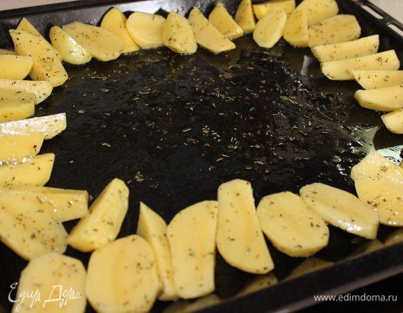 Духовой шкаф разогреть до температуры 200-220 гр. На противень выложить картофель - по периметру