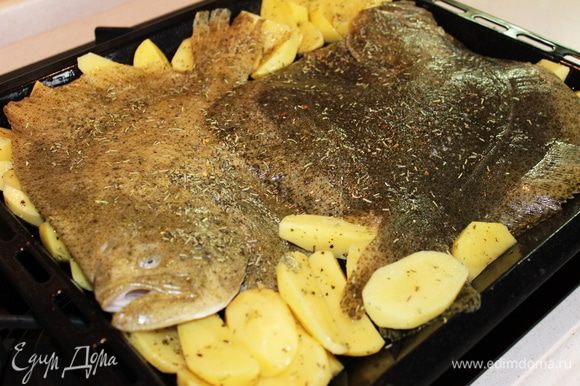 Сверху расположить рыбу (при запекании сок рыбы пропитает картофель). Запекать примерно 50-60 минут до золотистой корочки (время запекания зависит от размера рыбы)