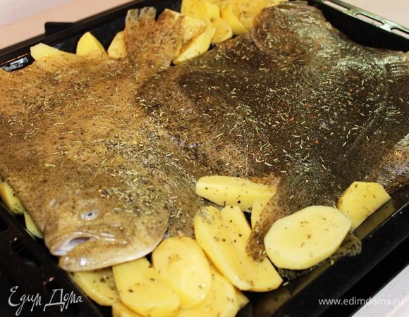 Сверху расположить рыбу (при запекании сок рыбы пропитает картофель). Запекать примерно 50-60 минут до золотистой корочки (время запекания зависит от размера рыбы)