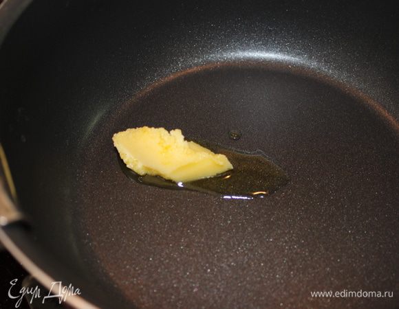 В это время приготовить луково-сливочный соус. Для этого очистить и нарезать лук. В сковороду добавить топленое масло и немного сахара (1 ч.л.)