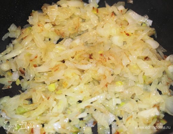 Поджарить лук до золотистого цвета, влить вино и выпаривать его минуты 3