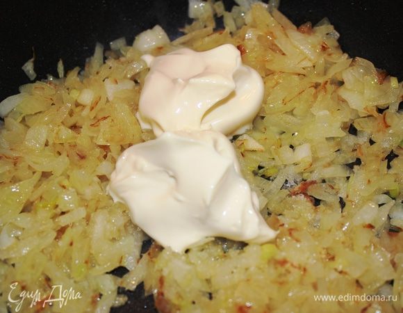 Посолить, добавить рыбный бульон (или воду) и сливочный мягкий сыр...держать на слабом огне минуты 3, пока сыр полностью не расплавится