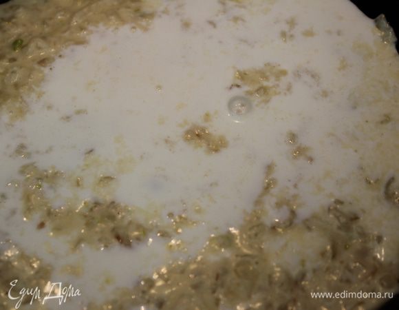 Выложить соус в глубокую посуду, добавить сливки и измельчить массу погружным блендером (не надо слишком мелко измельчать лук, пусть останутся мелкие кусочки)