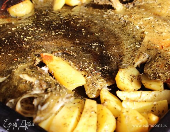 Вот так рыба и картофель выглядят после 50 минут запекания. Рыба целая и красивая, картофель золотистый. Готовое блюдо можно подать на общем блюде и каждый возьмет столько, сколько захочет. Вначале рецепта я указала, что это блюдо для двоих, поскольку в нем две целые рыбы. Но им вполне можно накормить и четверых!