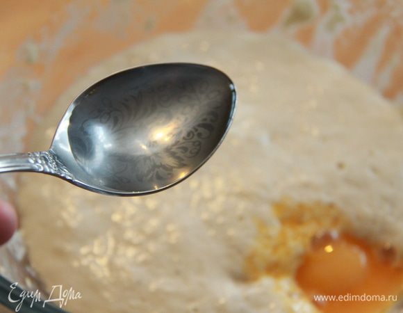 Затем добавьте 2 желтка и 40 мл тёплой воды.