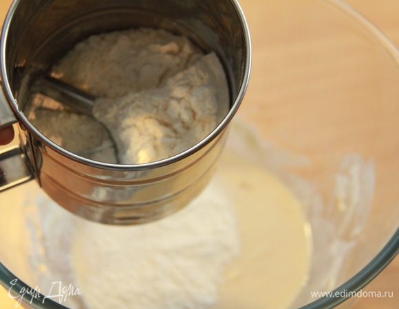 Всыпьте 75 г муки, просеянной. Перемешайте, снова накройте и поставьте в тепло.