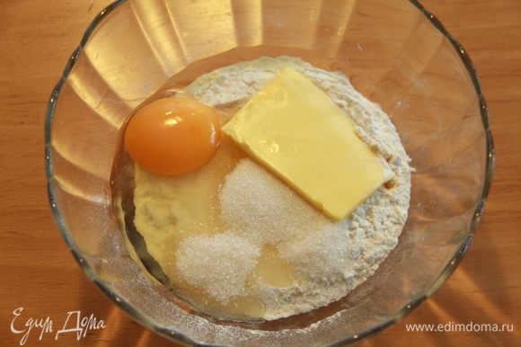 В другой посуде смешайте 1 яйцо, 1,5 ст.л. сахара (50 г ), 10 г мягкого сливочного масла и 75 г муки.
