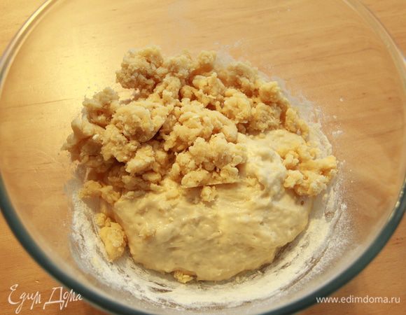 Добавьте смесь к дрожжевому тесту, перемешайте и дайте настояться ещё 30 минут. 