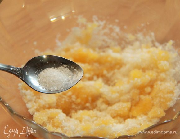 Смешайте оставшийся сахар (90 г) и желток, добавьте щепотку соли и ванилин.