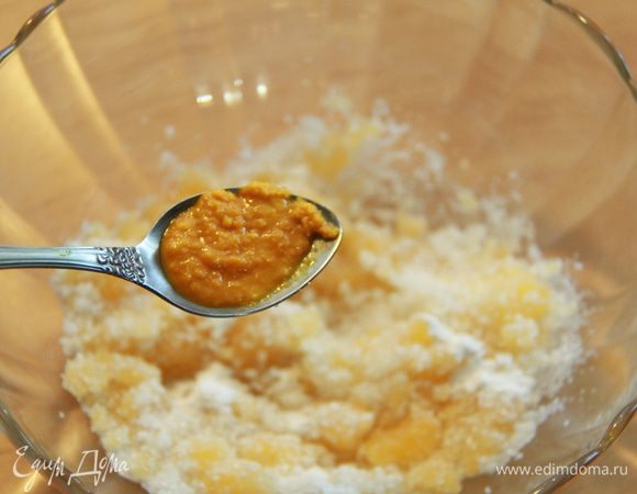 Добавьте тёртую цедру апельсина. Если очень густо, добавьте пару столовых ложек тёплой воды.
