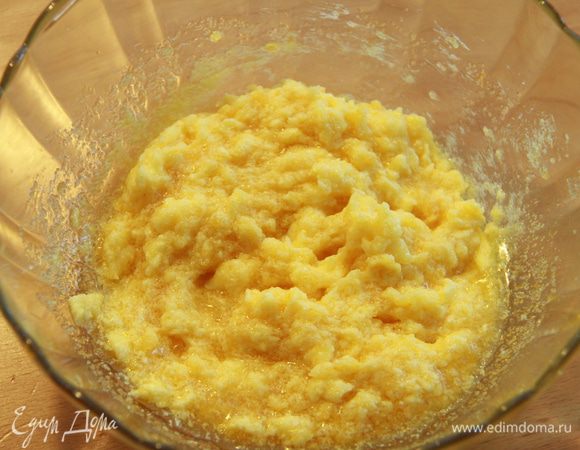 Соедините смесь со сливочным маслом.