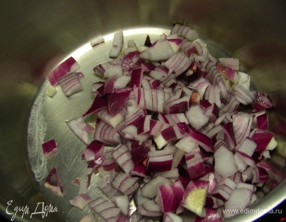 Лук мелко режем и обжариваем в 2 ст. л. оливкового масла на среднем огне минуты 2. 
