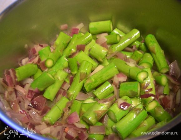 Добавляем стебли спаржи и готовим еще пару минут.
