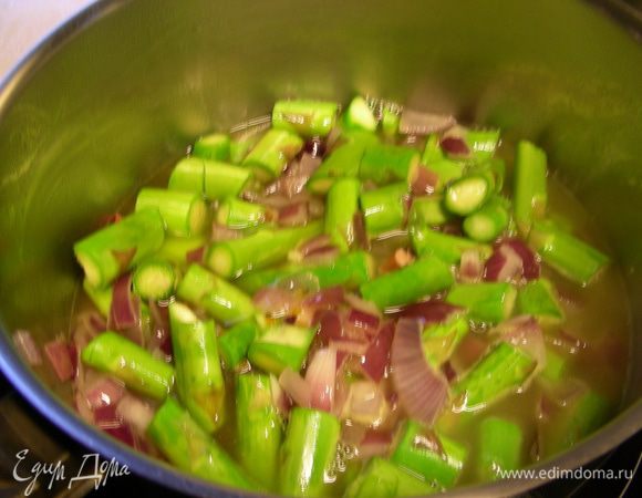 Вливаем 250 мл овощного бульона, доводим до кипения и варим до мягкости спаржи (минут 20).
