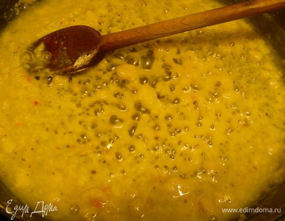 В сотейнике обжариваем муку в 1 ст. л. оливкового масла, постоянно помешивая. Вливаем оставшийся бульон, увеличиваем огонь и доводим до кипения. 
