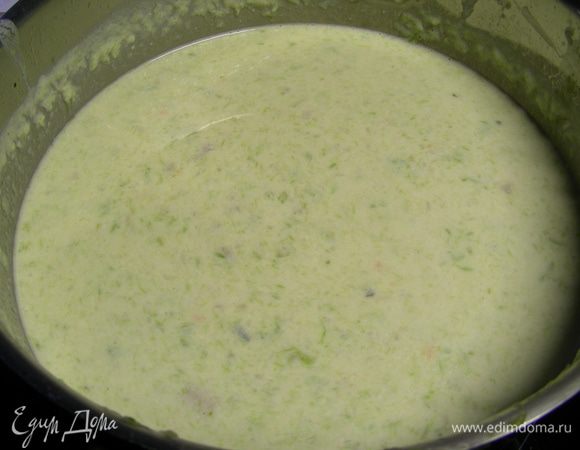 Смешиваем с пюре, добавляем молоко и йогурт. Еще раз взбиваем блендером. Добавляем лимонный сок и прогреваем на слабом огне 2-3 минуты. Стараемся не кипятить, а то йогурт может свернуться. 
