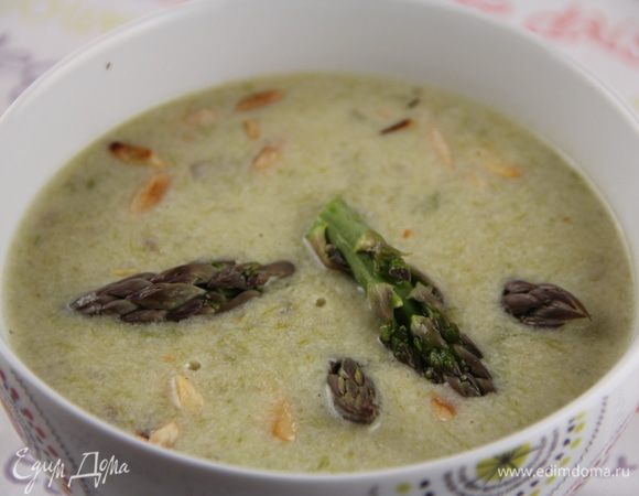 Разливаем по тарелкам, добавив щепотку цедры, измельченный миндаль и верхушки спаржи (в рецепте верхушки оставляют сырыми, а можно их бланшировать). Приятного аппетита))
