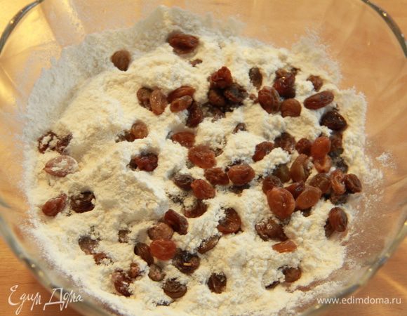 Изюм соедините с оставшейся мукой (150 г).