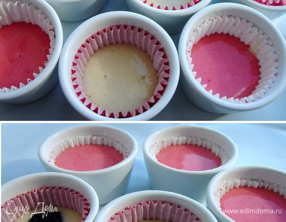 Небольшое количество теста разных цветов( по 1 ст.л.) разложить по отдельным кондитерским или плотным целлофановым мешкам ,срезать маленький кончик и отложить. В рамекины или отдельные силиконовые формочки вложить бумажные капсулы. Каждую капсулу заполнить на 1/3 тестом одного цвета. Выложить по 0,5-1 ч. л. начинки (в зависимости от размера капсулы). Поверх начинки выложить тесто того же цвета. Бумажная формочка должна быть заполнена на 2/3.