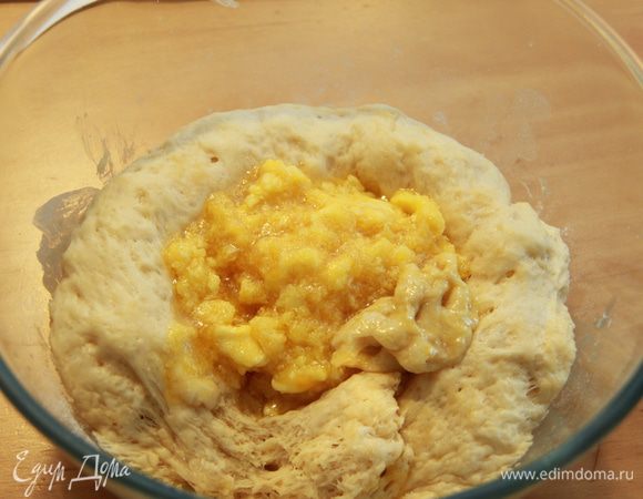 Замесите тесто, соединив все смеси, которые делали.