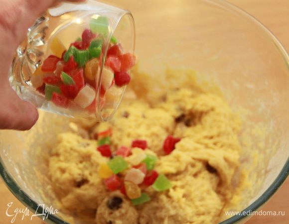 Добавьте цукаты.