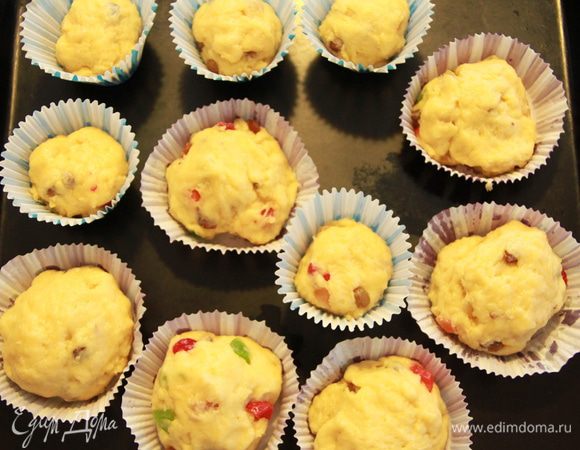 Выкладываем тесто в формочки (у меня это бумажные стаканчики) и даём тесту подойти ещё 1,5-2 часа (под полотенцем).