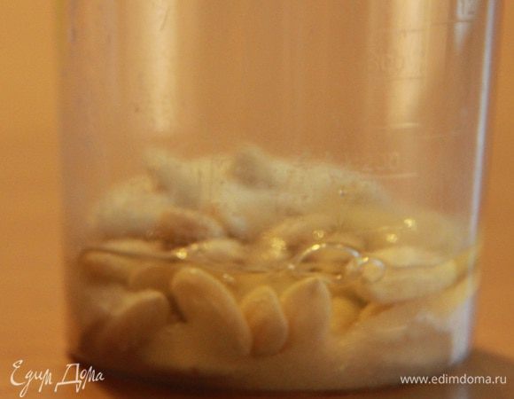 Готовим глазурь. В блендере размолите очищенный миндаль и слегка взбейте его с сахаром и белком. Покройте глазурью куличики. Украсьте по своему вкусу.