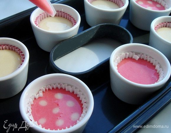 Выложить формы в чашу пароварки с разогретой водой, накрыть пароварку крышкой и варить 12-17 минут (в зависимости от величины формы). Остудить кексы и подавать к столу! Приятного чаепития!