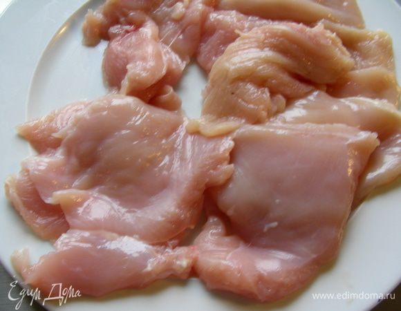 Куриное филе промойте, обсушите и нарежьте на небольшие кусочки. В рецепте рекомендуют отбить до толщины 3 мм. Я этого не делала, просто нарезала тонко.