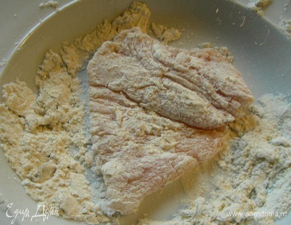 Смешайте муку, соль, перец по вкусу и 1 ст. л. рубленого эстрагона. Обваляйте кусочки курицы в этой смеси.